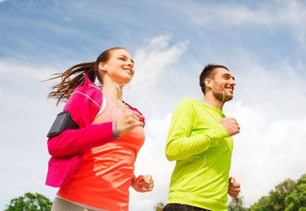 2 people running and smiling showing how exercise benefits mental health